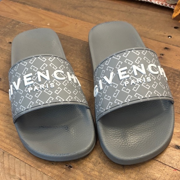 Givenchy Monogram 72 Rubber Flat Slides in grey and white. - Picture 5 of 12